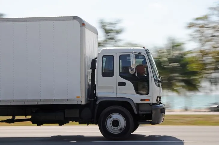 Umzugsfirma beim Arbeiten vor neuem Haus Umzugsfirma beim Arbeiten vor neuem Haus